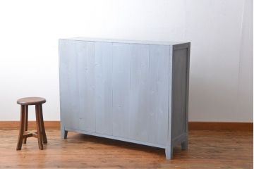 アンティーク家具　アンティークペイント　かわいいデザインの脚付き収納棚(戸棚、食器棚)