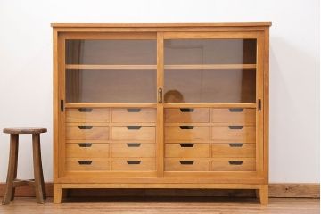 アンティーク家具　アンティーク 引き出し付き薄型脚付き収納棚(2)(キャビネット)