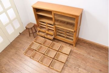 アンティーク家具　アンティーク 引き出し付き薄型脚付き収納棚(2)(キャビネット)