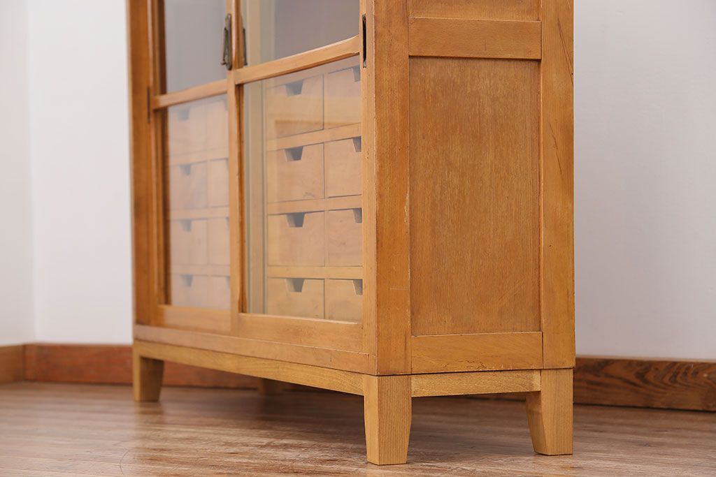 アンティーク家具　アンティーク 引き出し付き薄型脚付き収納棚(2)(キャビネット)