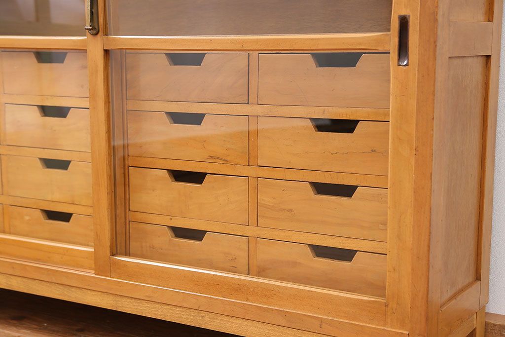 アンティーク家具　アンティーク 引き出し付き薄型脚付き収納棚(2)(キャビネット)