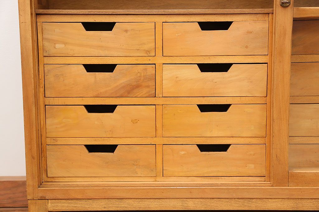 アンティーク家具　アンティーク 引き出し付き薄型脚付き収納棚(2)(キャビネット)