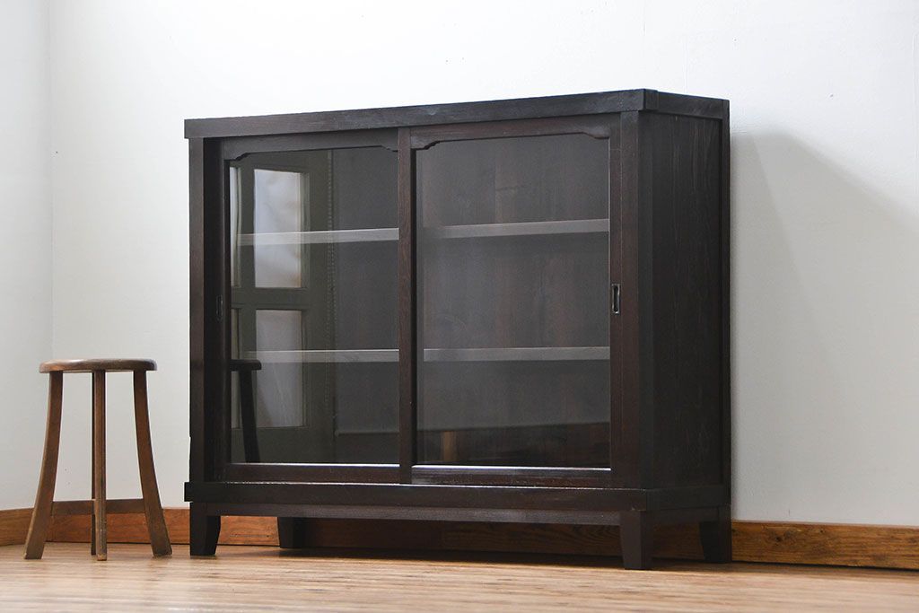 アンティーク家具　アンティーク 古い木のシンプルな脚付き収納棚(飾り棚、本棚)