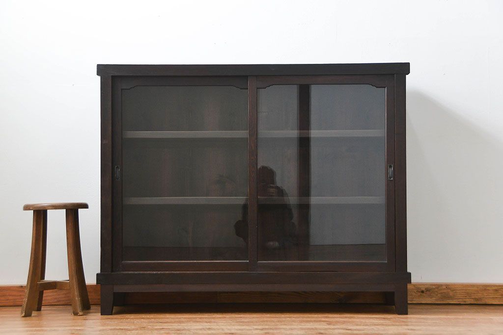 アンティーク家具　アンティーク 古い木のシンプルな脚付き収納棚(飾り棚、本棚)