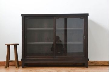 アンティーク家具　アンティーク 古い木のシンプルな脚付き収納棚(飾り棚、本棚)