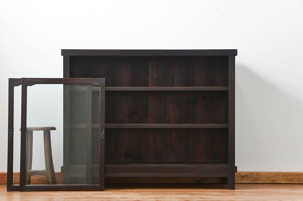 アンティーク家具　アンティーク 古い木のシンプルな脚付き収納棚(飾り棚、本棚)