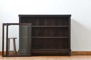 アンティーク家具　アンティーク 古い木のシンプルな脚付き収納棚(飾り棚、本棚)