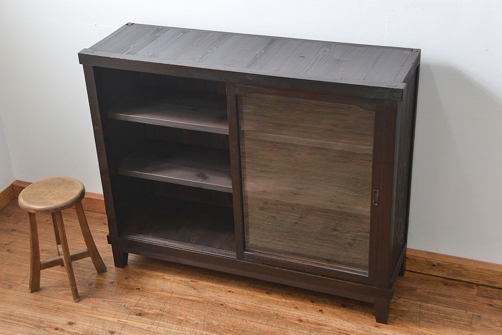 アンティーク家具　アンティーク 古い木のシンプルな脚付き収納棚(飾り棚、本棚)