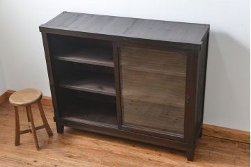 アンティーク家具　アンティーク 古い木のシンプルな脚付き収納棚(飾り棚、本棚)