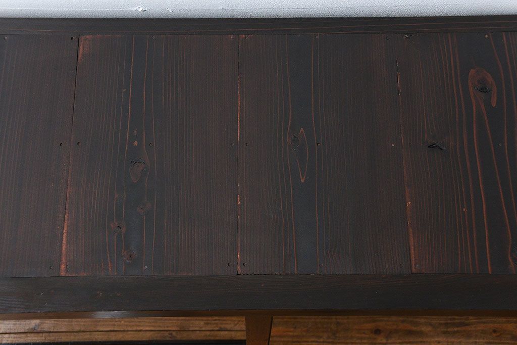 アンティーク家具　アンティーク 古い木のシンプルな脚付き収納棚(飾り棚、本棚)