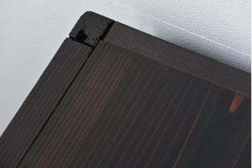 アンティーク家具　アンティーク 古い木のシンプルな脚付き収納棚(飾り棚、本棚)