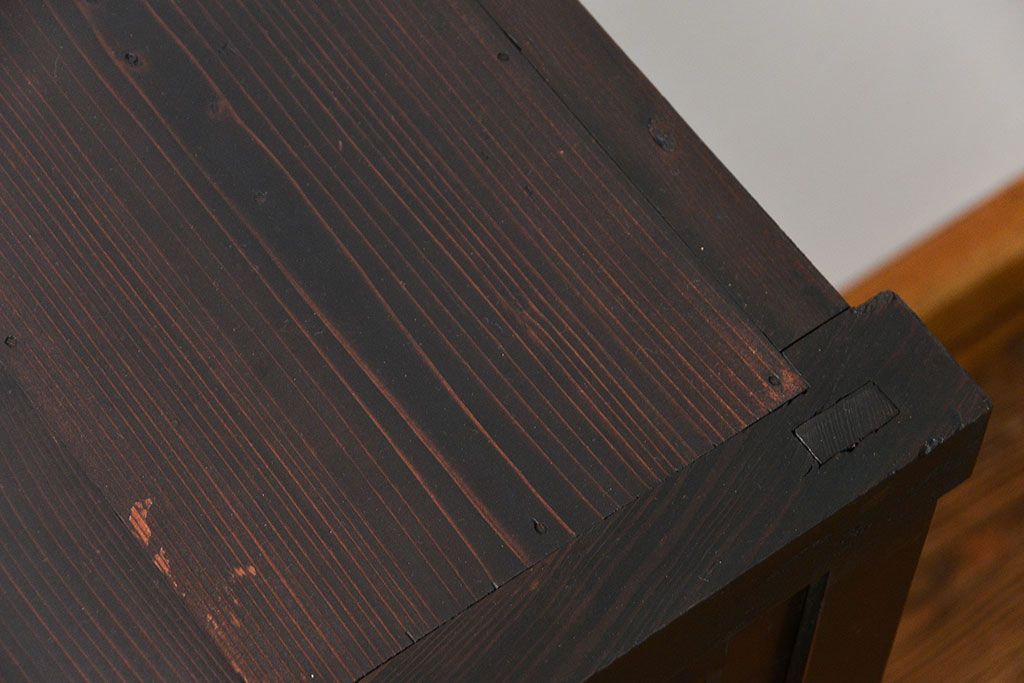 アンティーク家具　アンティーク 古い木のシンプルな脚付き収納棚(飾り棚、本棚)