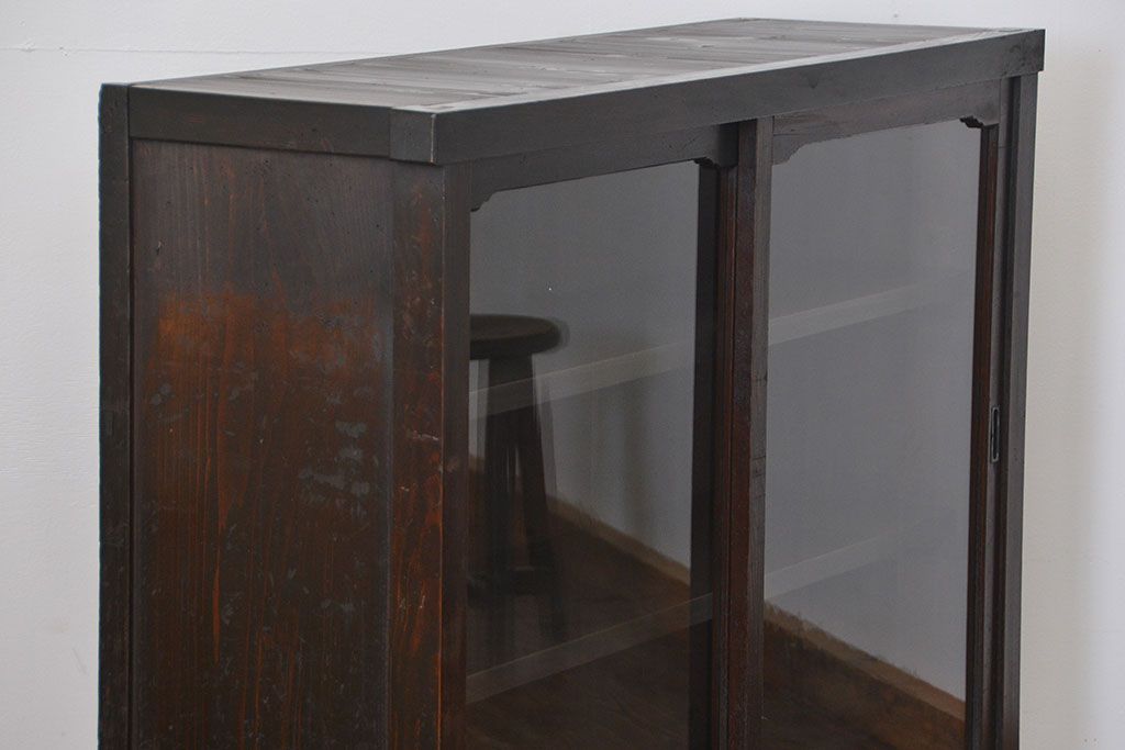 アンティーク家具　アンティーク 古い木のシンプルな脚付き収納棚(飾り棚、本棚)