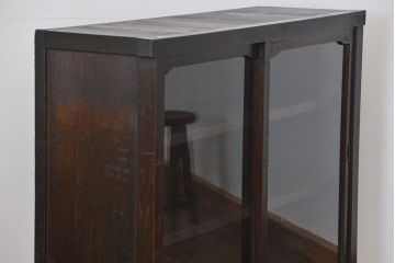 アンティーク家具　アンティーク 古い木のシンプルな脚付き収納棚(飾り棚、本棚)