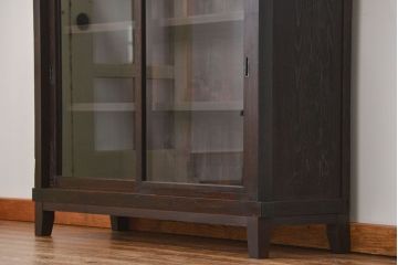 アンティーク家具　アンティーク 古い木のシンプルな脚付き収納棚(飾り棚、本棚)