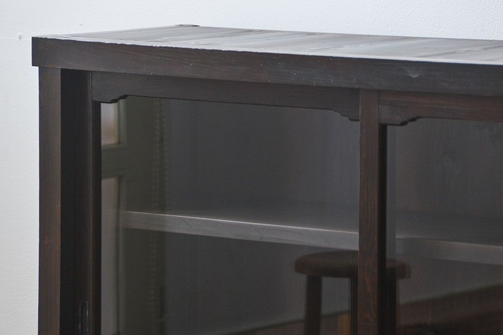 アンティーク家具　アンティーク 古い木のシンプルな脚付き収納棚(飾り棚、本棚)