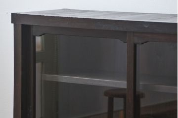 アンティーク家具　アンティーク 古い木のシンプルな脚付き収納棚(飾り棚、本棚)