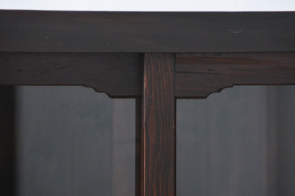 アンティーク家具　アンティーク 古い木のシンプルな脚付き収納棚(飾り棚、本棚)