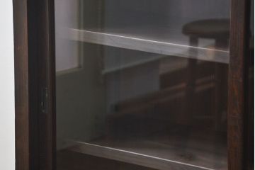 アンティーク家具　アンティーク 古い木のシンプルな脚付き収納棚(飾り棚、本棚)