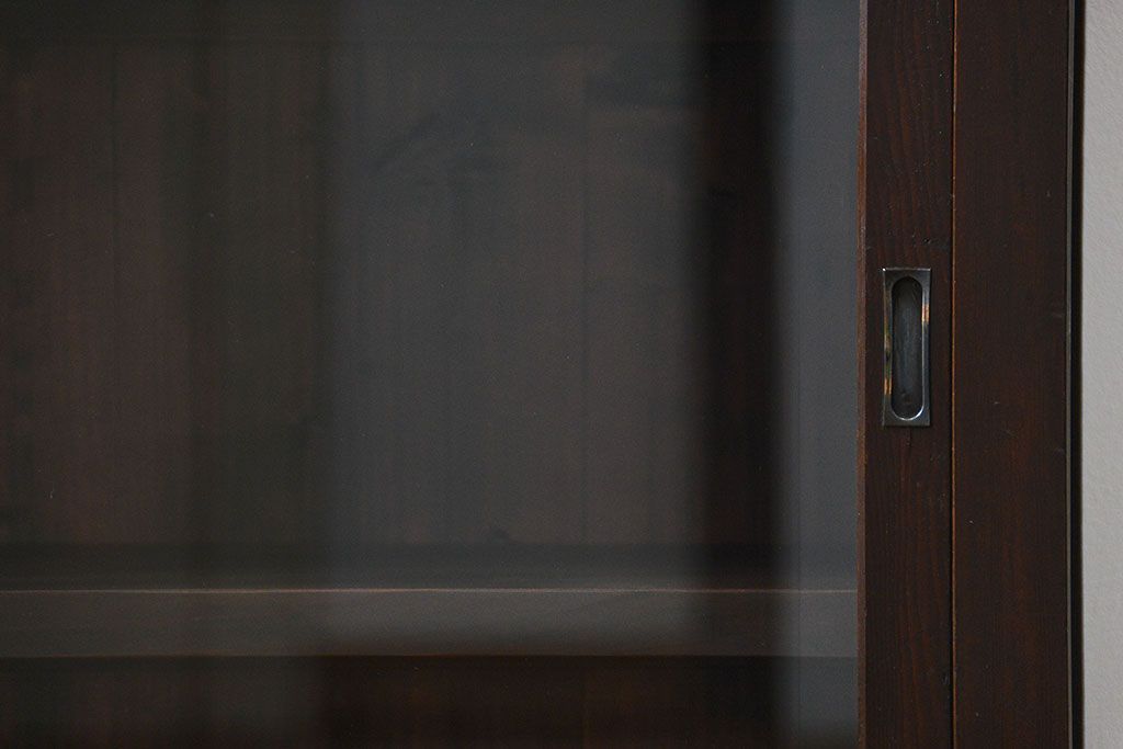 アンティーク家具　アンティーク 古い木のシンプルな脚付き収納棚(飾り棚、本棚)