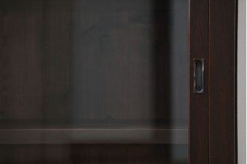 アンティーク家具　アンティーク 古い木のシンプルな脚付き収納棚(飾り棚、本棚)