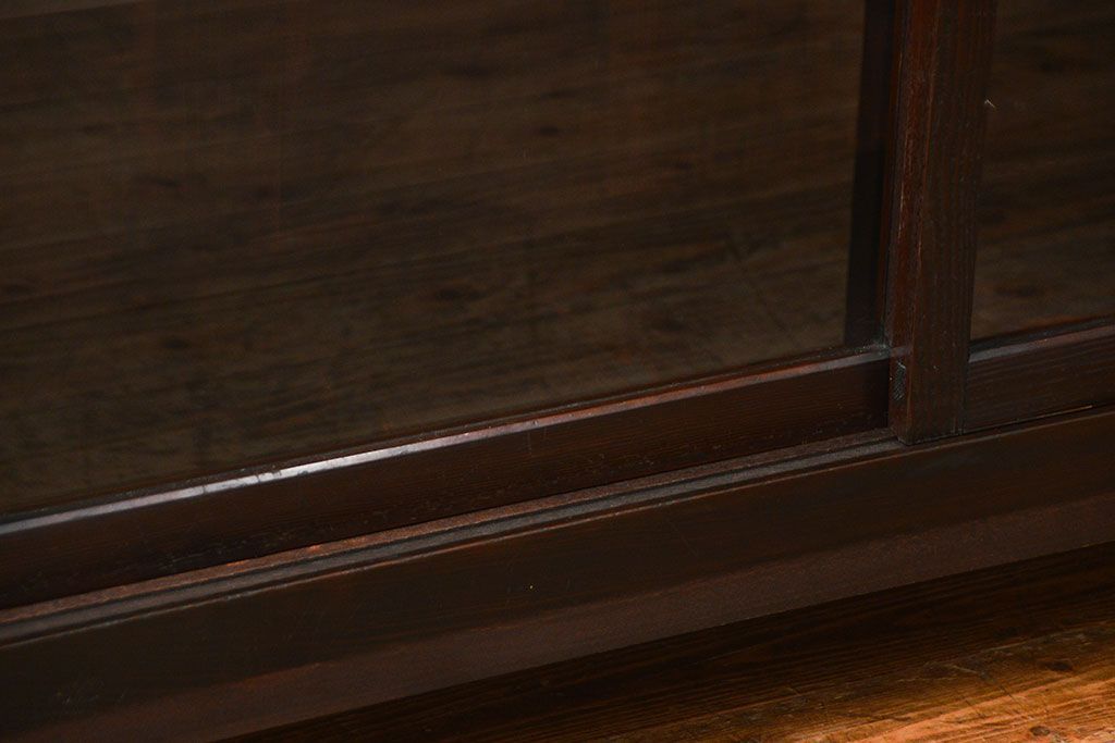 アンティーク家具　アンティーク 古い木のシンプルな脚付き収納棚(飾り棚、本棚)