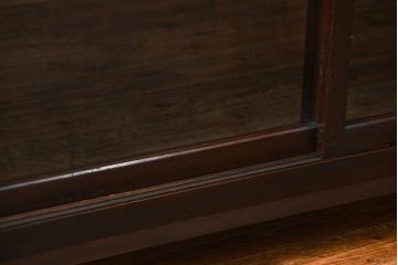 アンティーク家具　アンティーク 古い木のシンプルな脚付き収納棚(飾り棚、本棚)