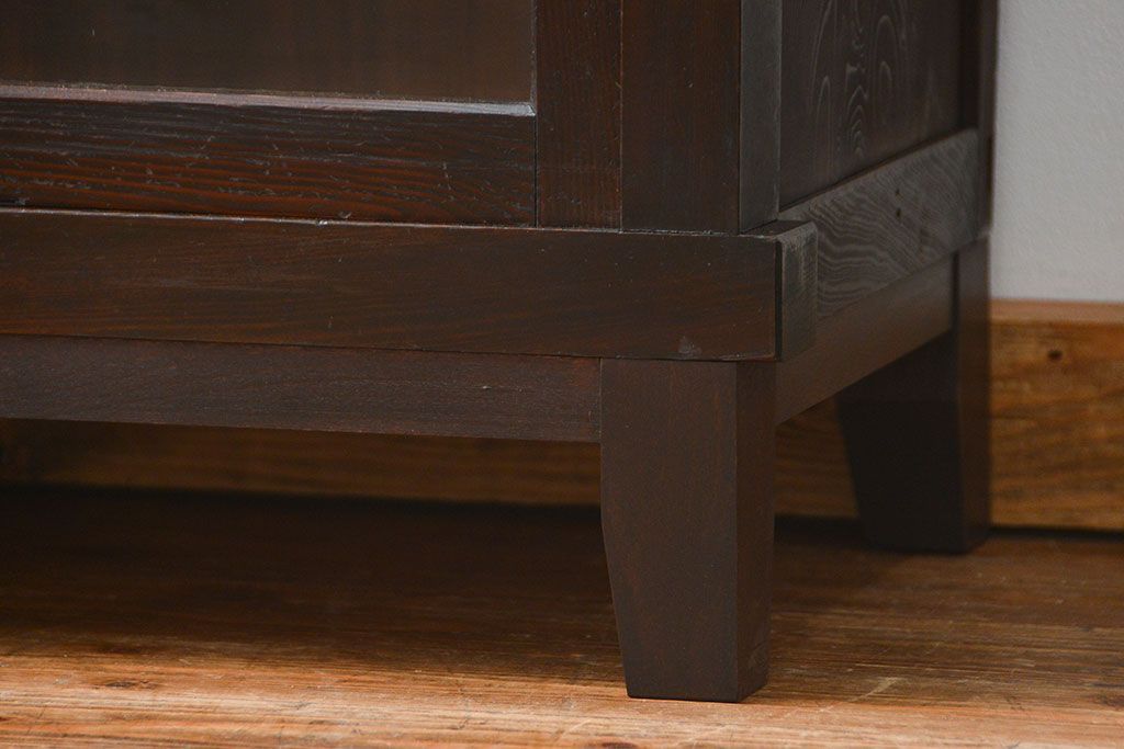 アンティーク家具　アンティーク 古い木のシンプルな脚付き収納棚(飾り棚、本棚)