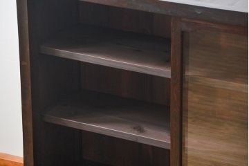 アンティーク家具　アンティーク 古い木のシンプルな脚付き収納棚(飾り棚、本棚)