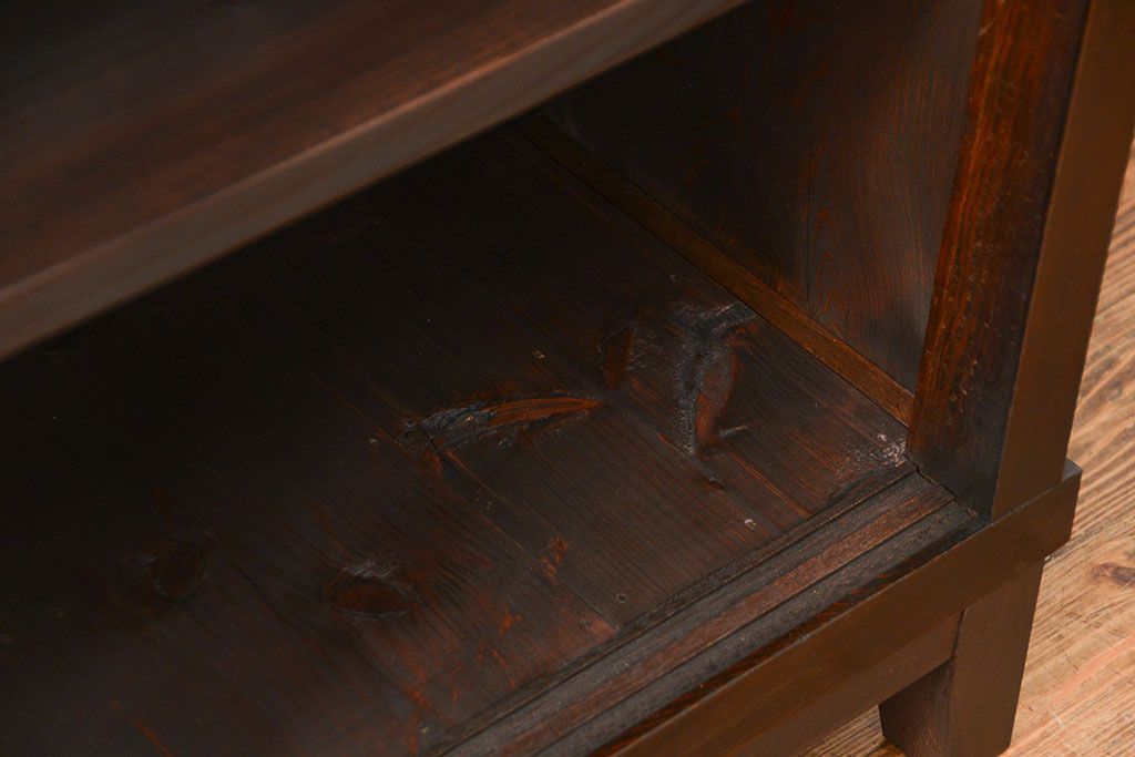 アンティーク家具　アンティーク 古い木のシンプルな脚付き収納棚(飾り棚、本棚)