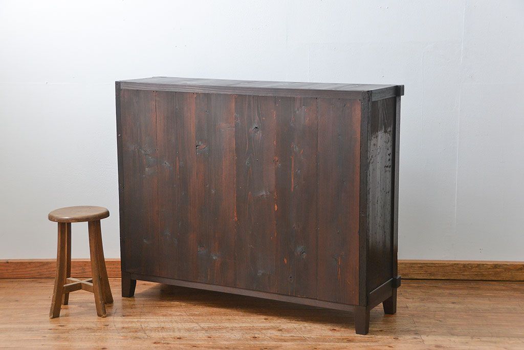 アンティーク家具　アンティーク 古い木のシンプルな脚付き収納棚(飾り棚、本棚)