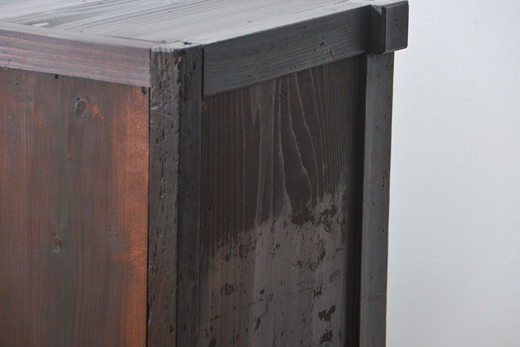 アンティーク家具　アンティーク 古い木のシンプルな脚付き収納棚(飾り棚、本棚)