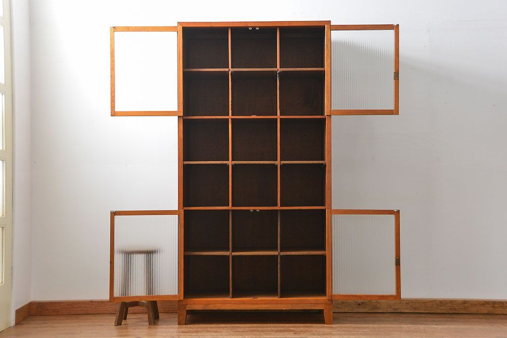 アンティーク家具　アンティーク 脚付きマス目収納棚(食器棚、本棚、升目棚)