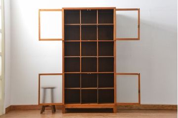 アンティーク家具　アンティーク 脚付きマス目収納棚(食器棚、本棚、升目棚)