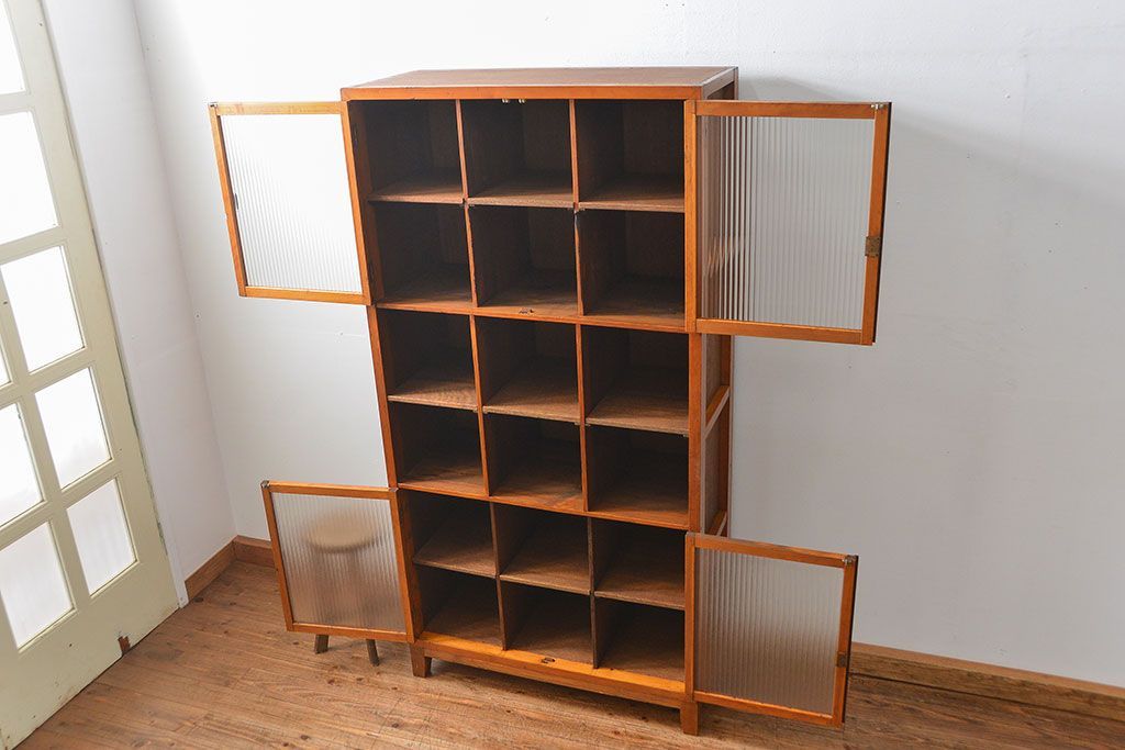 アンティーク家具　アンティーク 脚付きマス目収納棚(食器棚、本棚、升目棚)