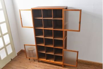 アンティーク家具　アンティーク 脚付きマス目収納棚(食器棚、本棚、升目棚)