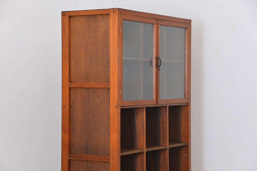 アンティーク家具　アンティーク 脚付きマス目収納棚(食器棚、本棚、升目棚)