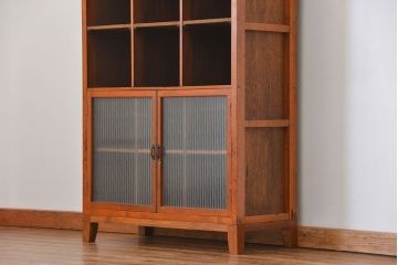 アンティーク家具　アンティーク 脚付きマス目収納棚(食器棚、本棚、升目棚)