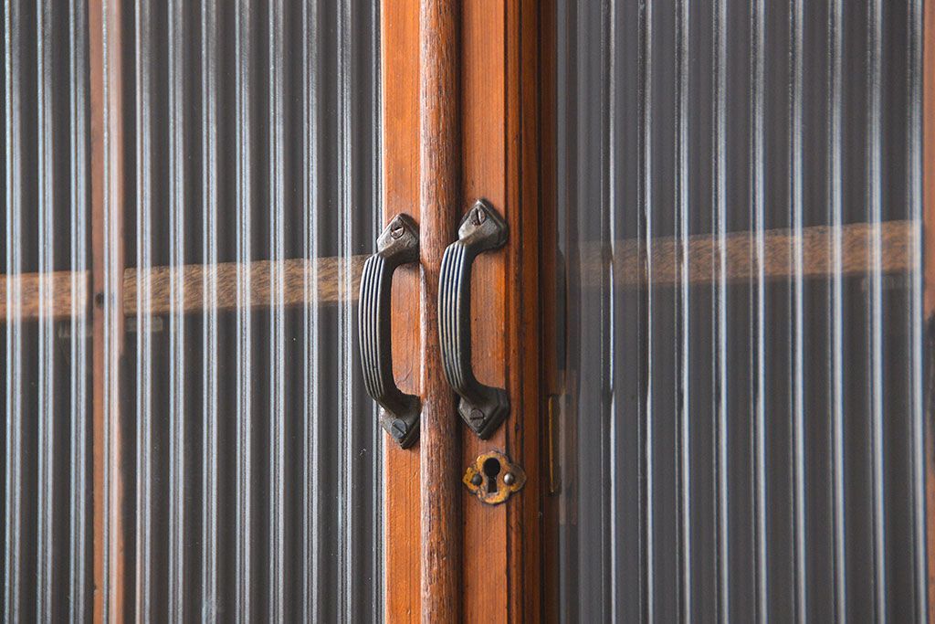 アンティーク家具　アンティーク 脚付きマス目収納棚(食器棚、本棚、升目棚)