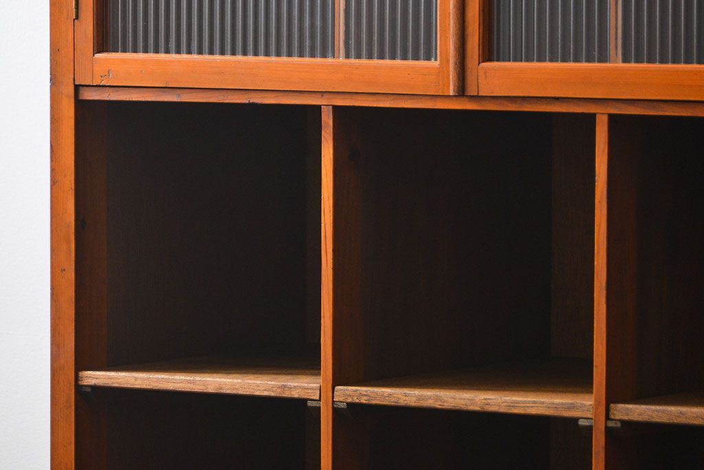 アンティーク家具　アンティーク 脚付きマス目収納棚(食器棚、本棚、升目棚)