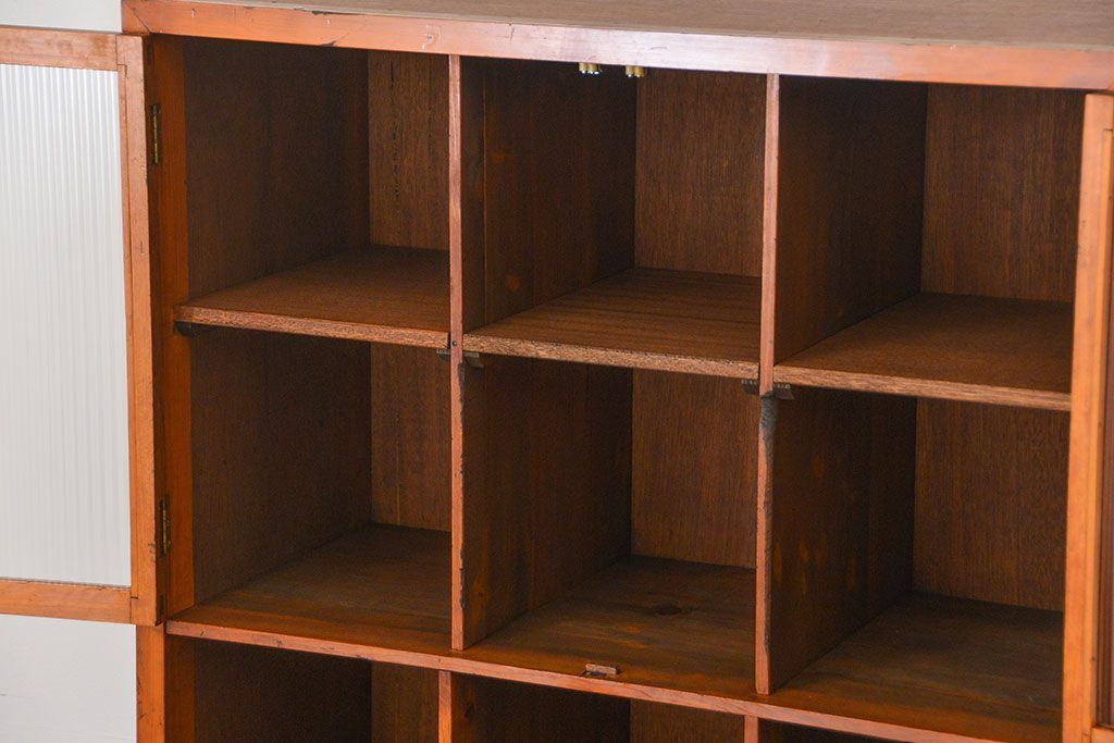 アンティーク家具　アンティーク 脚付きマス目収納棚(食器棚、本棚、升目棚)