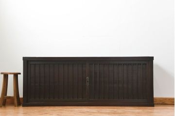 アンティーク家具　古民具・骨董 縦桟引き戸の背の低い薄型収納箪笥(水屋箪笥、ローボード、テレビ台、キャビネット、収納棚)