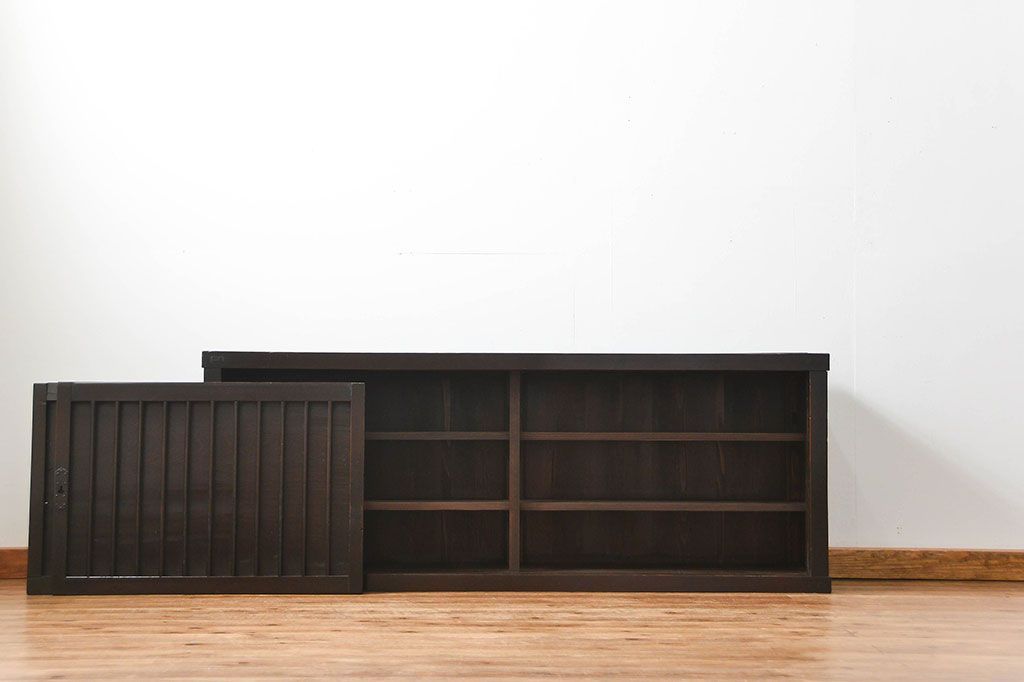 アンティーク家具　古民具・骨董 縦桟引き戸の背の低い薄型収納箪笥(水屋箪笥、ローボード、テレビ台、キャビネット、収納棚)