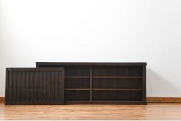 アンティーク家具　古民具・骨董 縦桟引き戸の背の低い薄型収納箪笥(水屋箪笥、ローボード、テレビ台、キャビネット、収納棚)