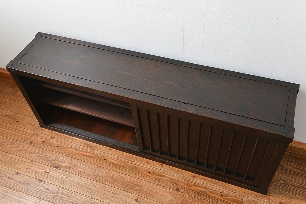 アンティーク家具　古民具・骨董 縦桟引き戸の背の低い薄型収納箪笥(水屋箪笥、ローボード、テレビ台、キャビネット、収納棚)