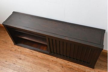 アンティーク家具　古民具・骨董 縦桟引き戸の背の低い薄型収納箪笥(水屋箪笥、ローボード、テレビ台、キャビネット、収納棚)