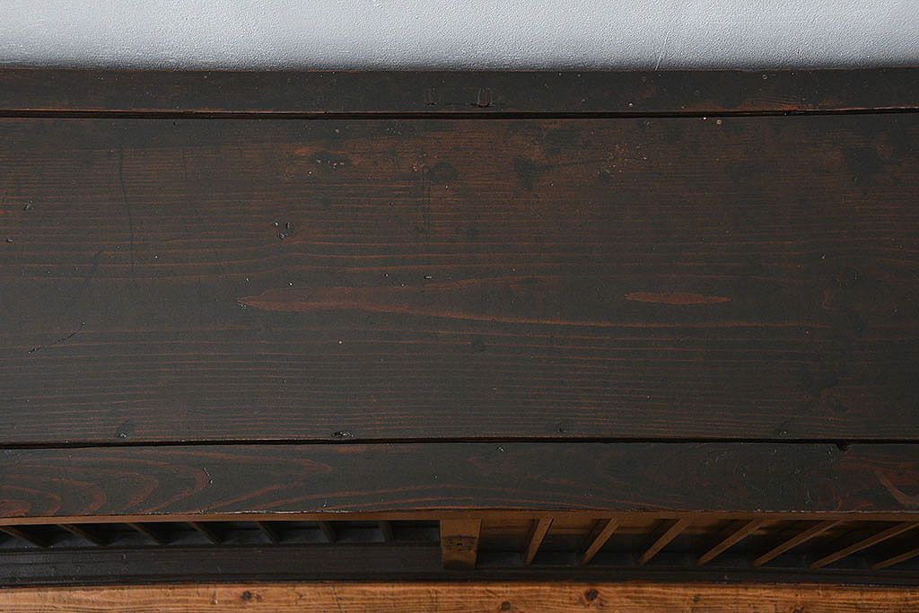 アンティーク家具　古民具・骨董 縦桟引き戸の背の低い薄型収納箪笥(水屋箪笥、ローボード、テレビ台、キャビネット、収納棚)