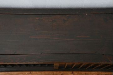 アンティーク家具　古民具・骨董 縦桟引き戸の背の低い薄型収納箪笥(水屋箪笥、ローボード、テレビ台、キャビネット、収納棚)