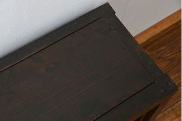 アンティーク家具　古民具・骨董 縦桟引き戸の背の低い薄型収納箪笥(水屋箪笥、ローボード、テレビ台、キャビネット、収納棚)