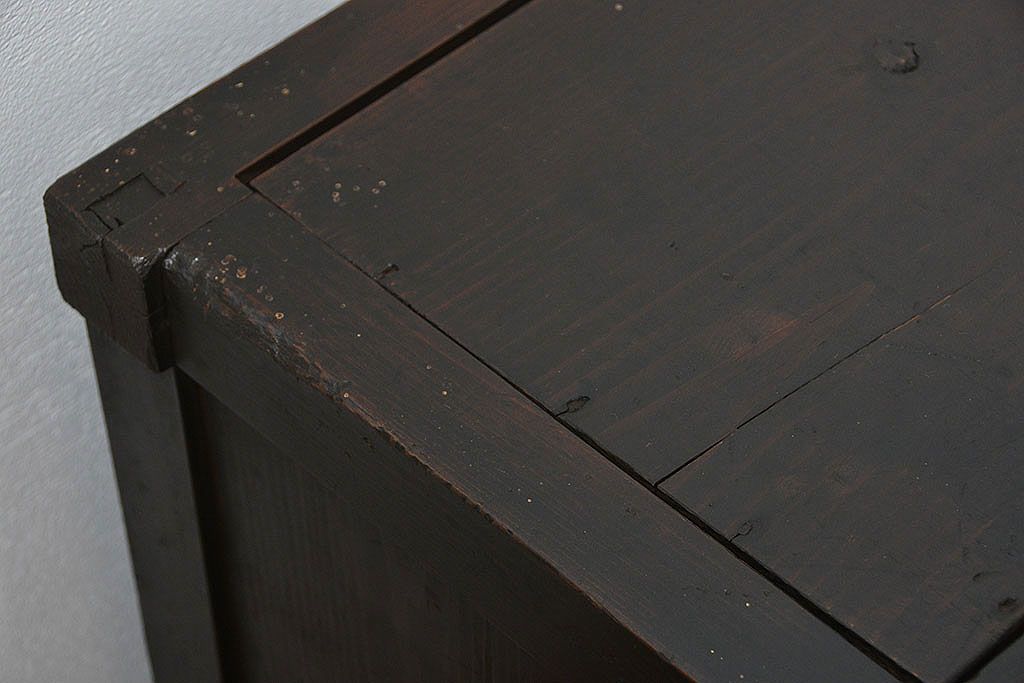 アンティーク家具　古民具・骨董 縦桟引き戸の背の低い薄型収納箪笥(水屋箪笥、ローボード、テレビ台、キャビネット、収納棚)